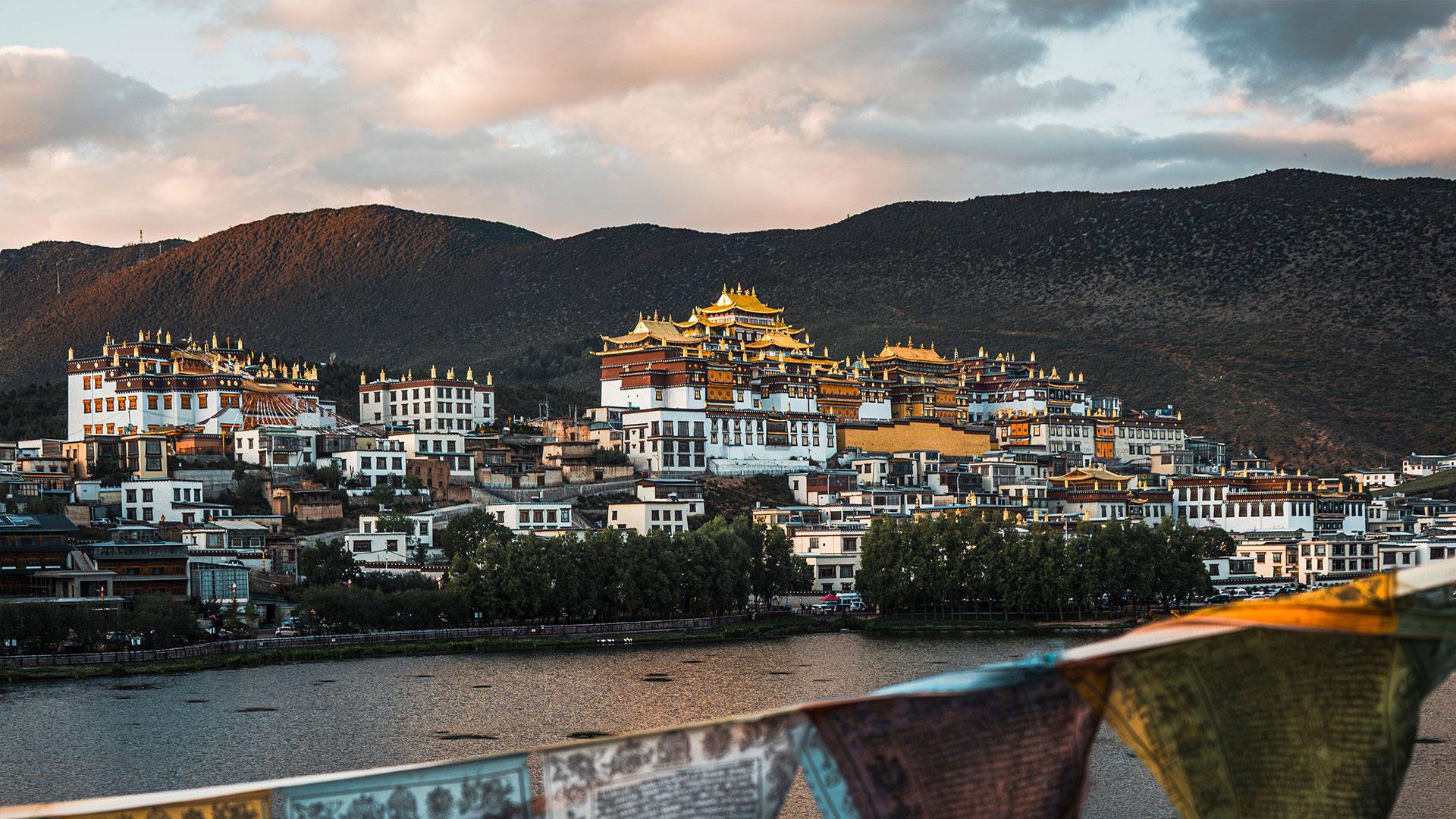Visit China and experience an extraordinary journey.
